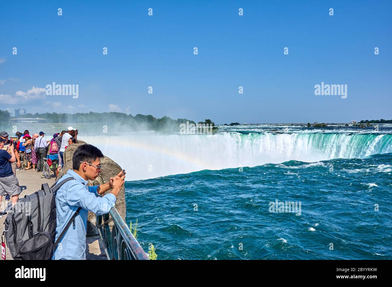 NIAGARA FALLS, Kanada - 25. JULI 2019: Leute, die selfie über Niagara Falls an einem schönen, sonnigen Tag. Kanadische anzeigen. Niagara Falls sind drei Stockfoto