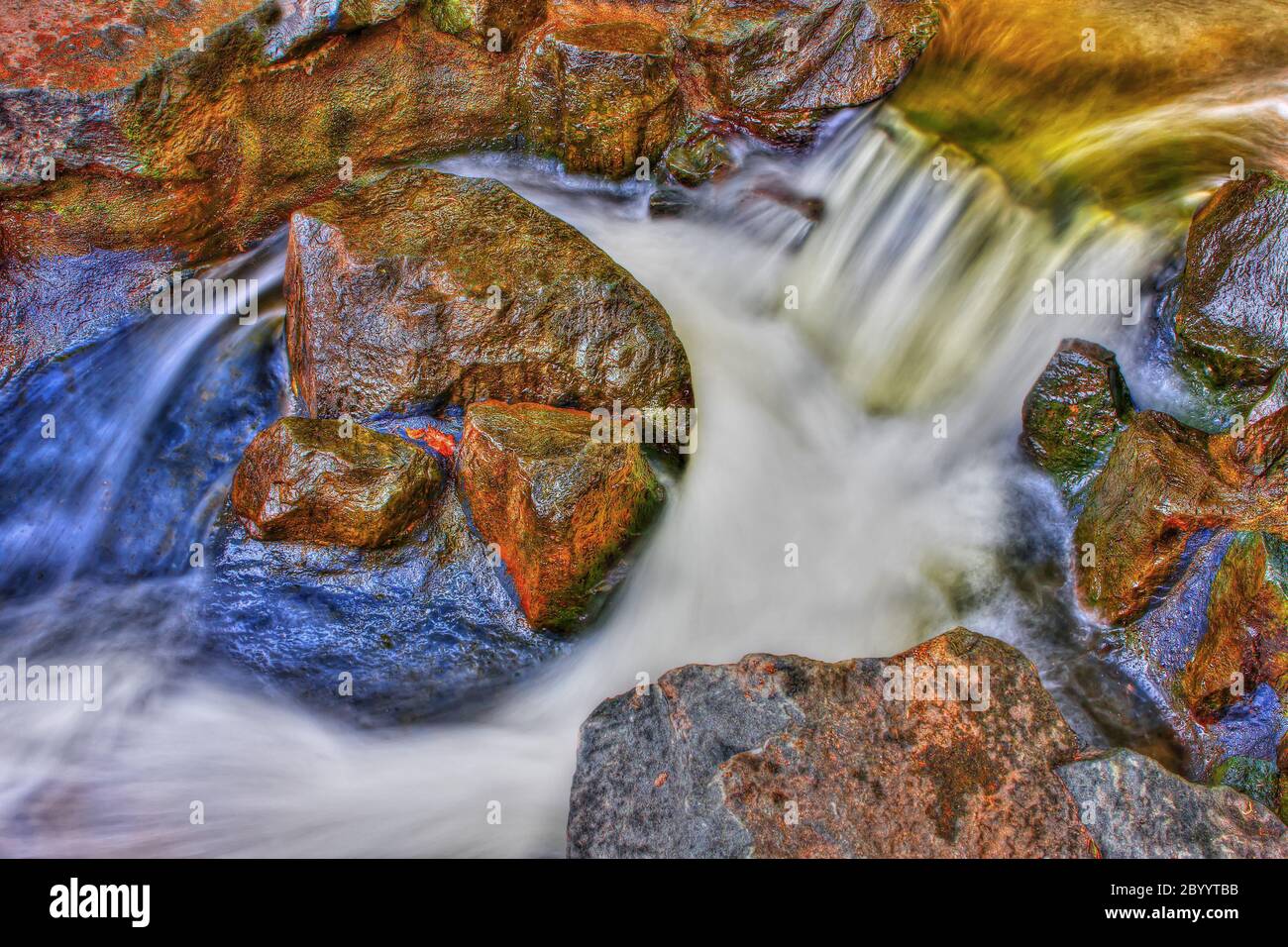 Creek Rock, Stromschnellen und Wasserfall im HDR High Dynamic Range Stockfoto