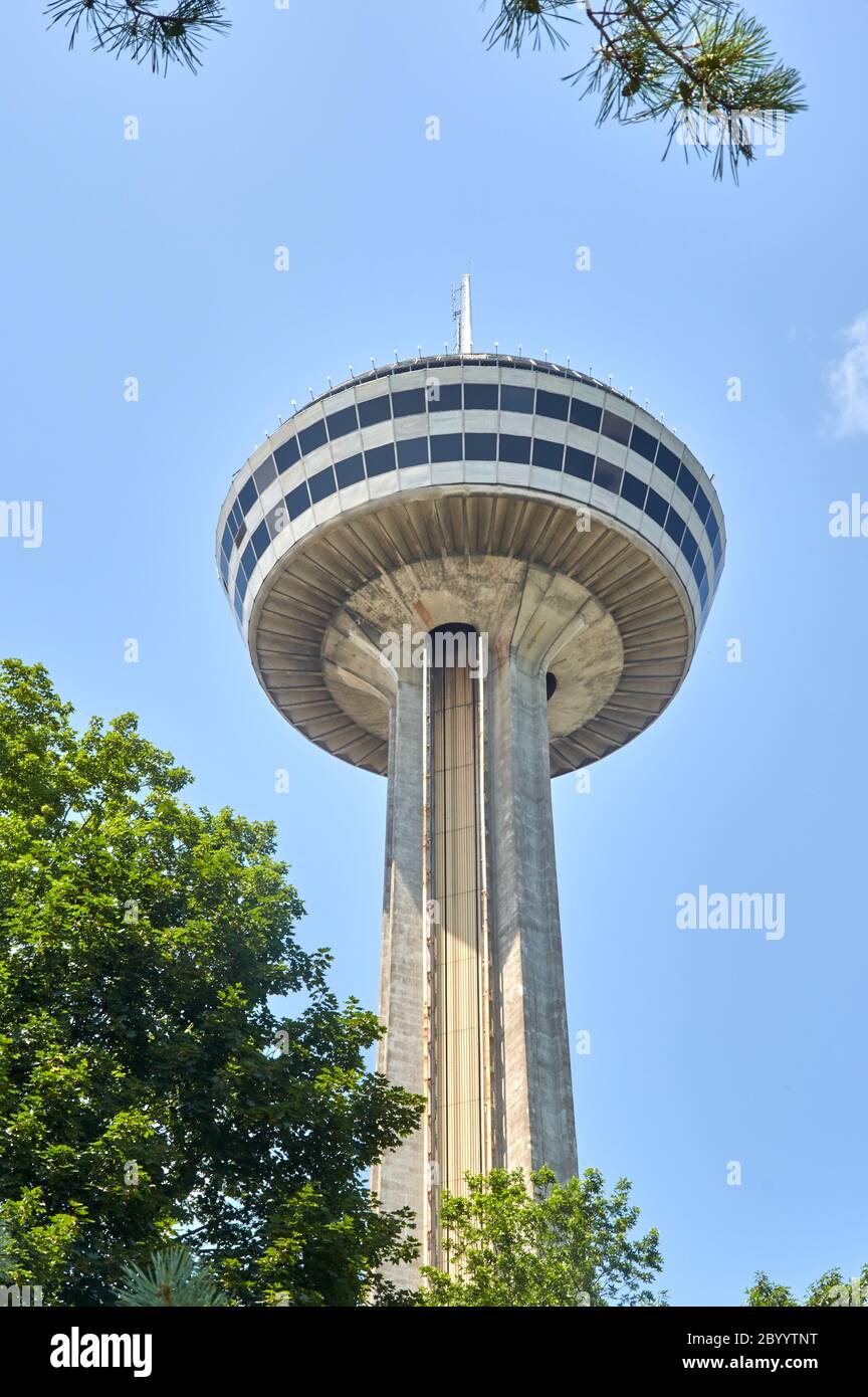 NIAGARA FALLS, Kanada - 25. JULI 2019: Skylon Tower auf Sommertag an den Niagara Fällen, an. Der Skylon Tower ist ein Aussichtsturm mit herrlichem Ausblick Stockfoto
