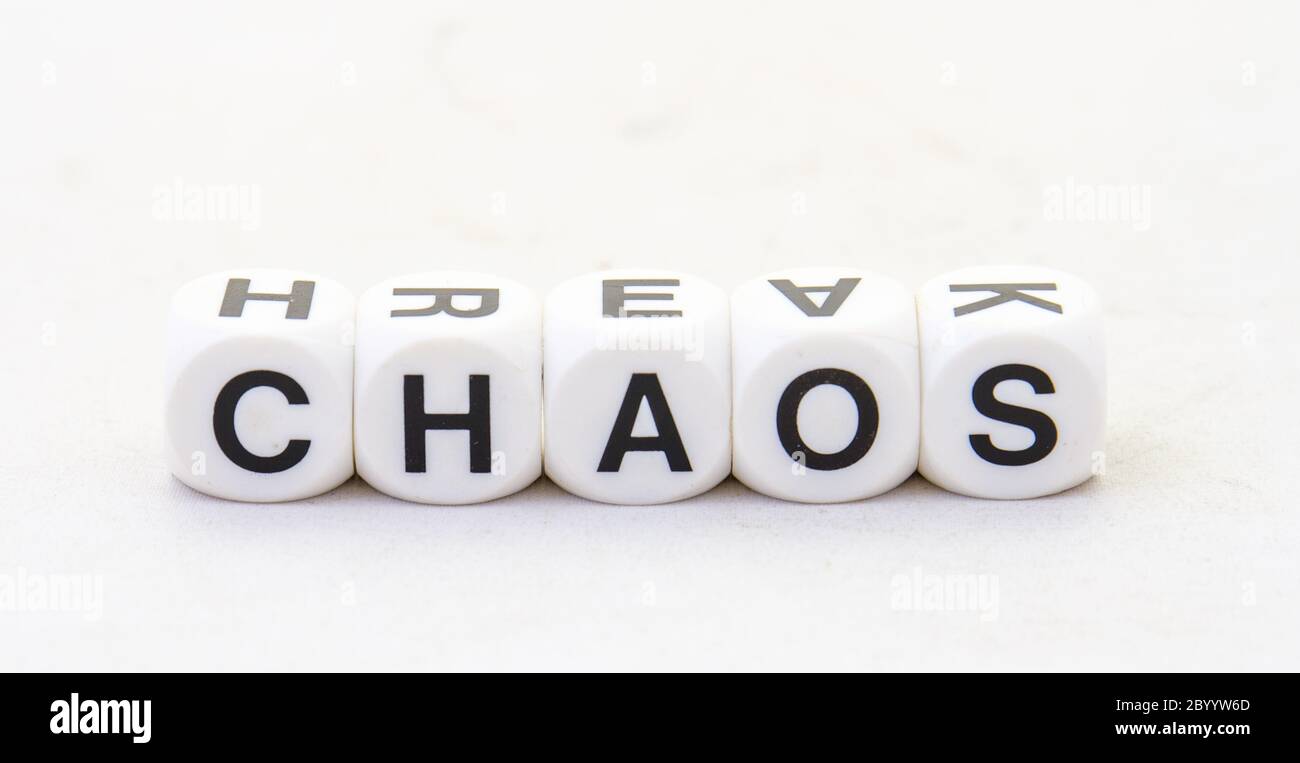 Der Begriff Chaos in schwarzem Text wird visuell auf einem weißen Hintergrundbild mit Kopierraum im horizontalen Format dargestellt Stockfoto