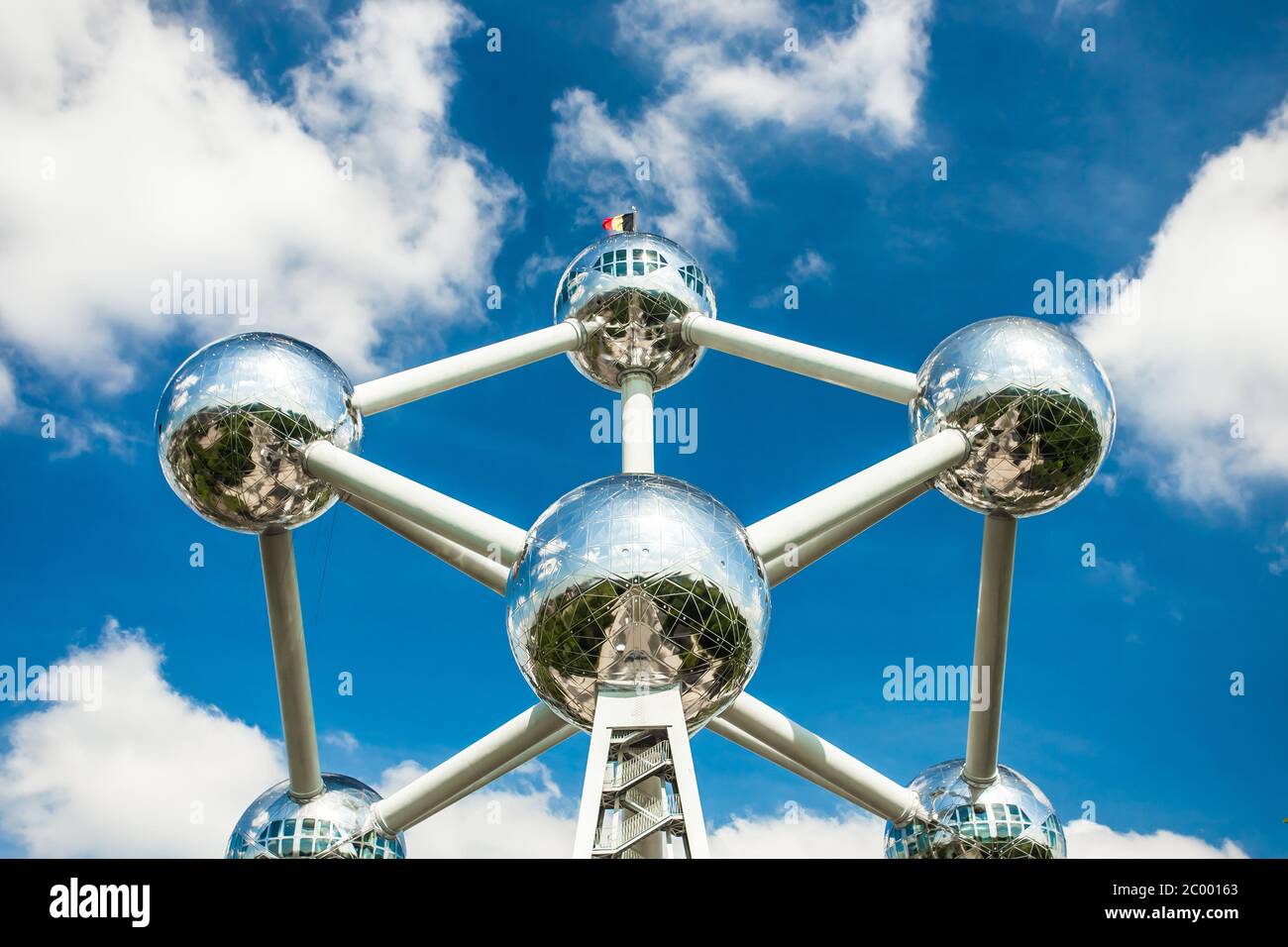 BRÜSSEL, BELGIEN - MAI 16 : Atomium Fassade am 16. Mai 2014 in Brüssel. Atomium ist ein 102 Meter hohes Gebäude, ursprünglich aus der Stockfoto