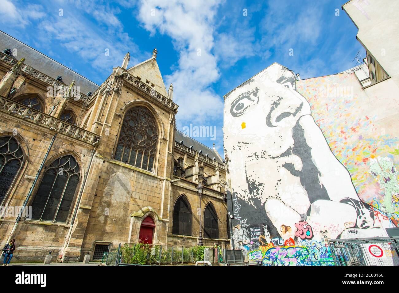 PARIS - MAI 14: Die Wand mit Graffiti gefüllt in der Nähe des Centre Pompidou am 14. Mai 2014 in Paris, Frankreich. Centre Georges Pompidou Stockfoto