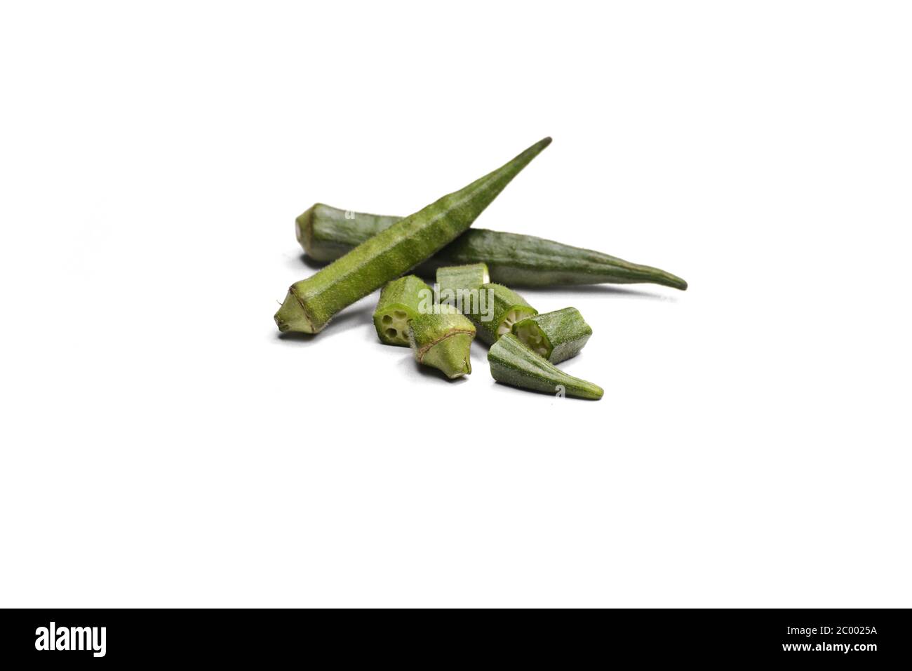 Frische junge Okra oder Marienkäfer isoliert auf weißem Hintergrund Stockfoto
