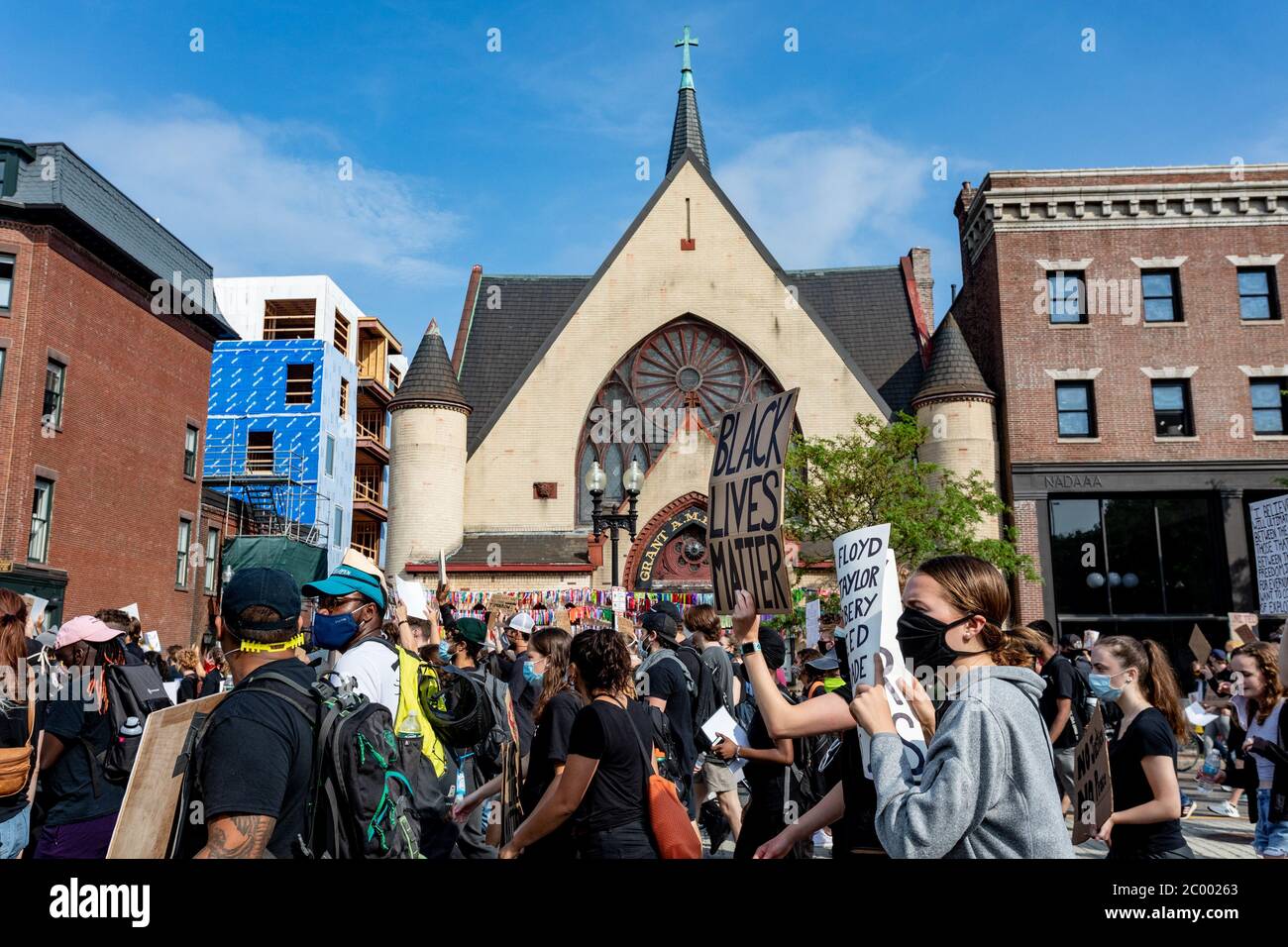 10. Juni 2020, Boston, Boston, Massachusetts, USA: Protestierende marschieren vor der African Methodist Episcopal Church während einer Kundgebung gegen Polizeibrutalität und Rassismus in Boston. Quelle: Keiko Hiromi/AFLO/Alamy Live News Stockfoto