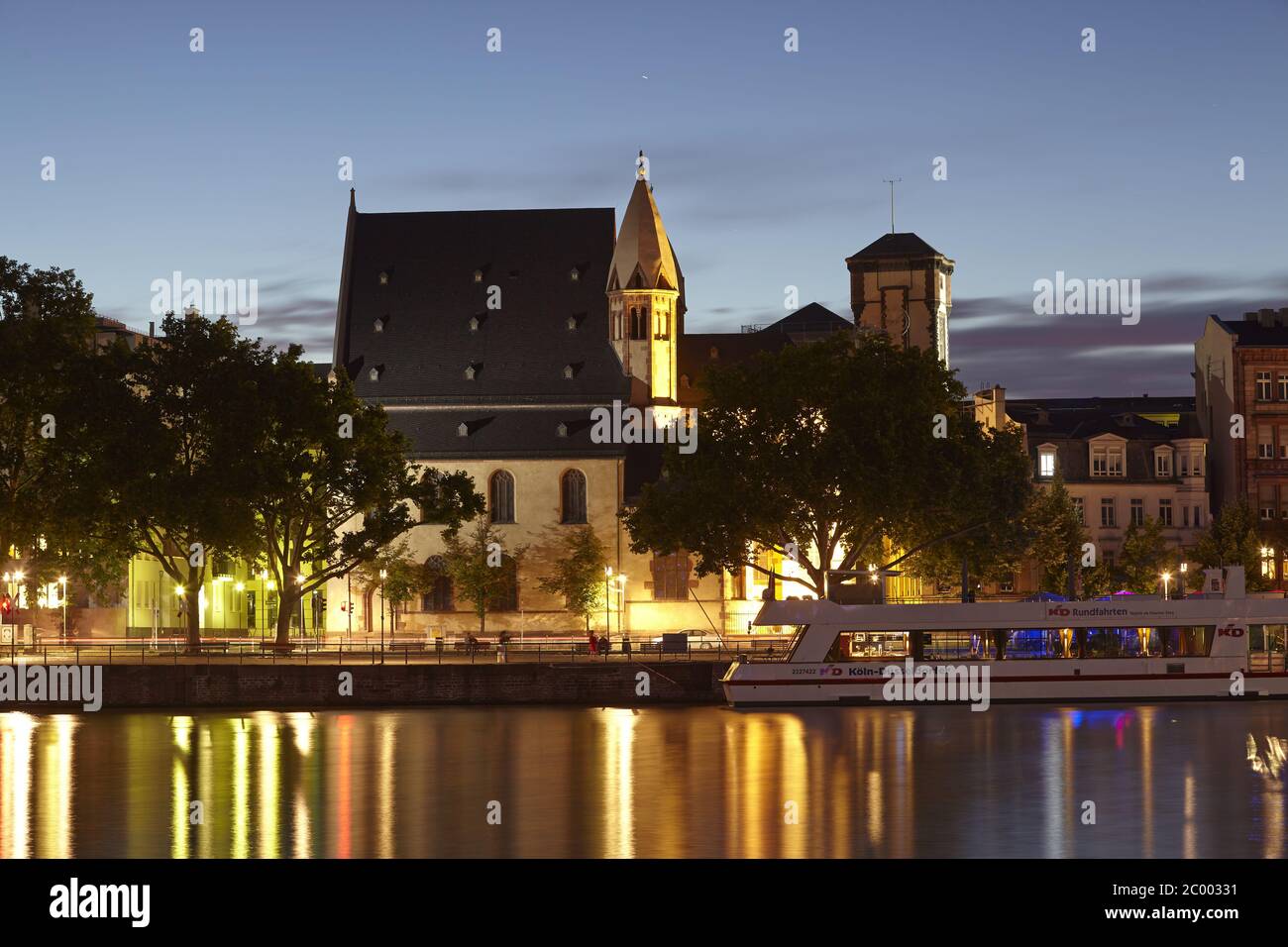 Frankfurt - St. Leonhardskirche am Abend Stockfoto