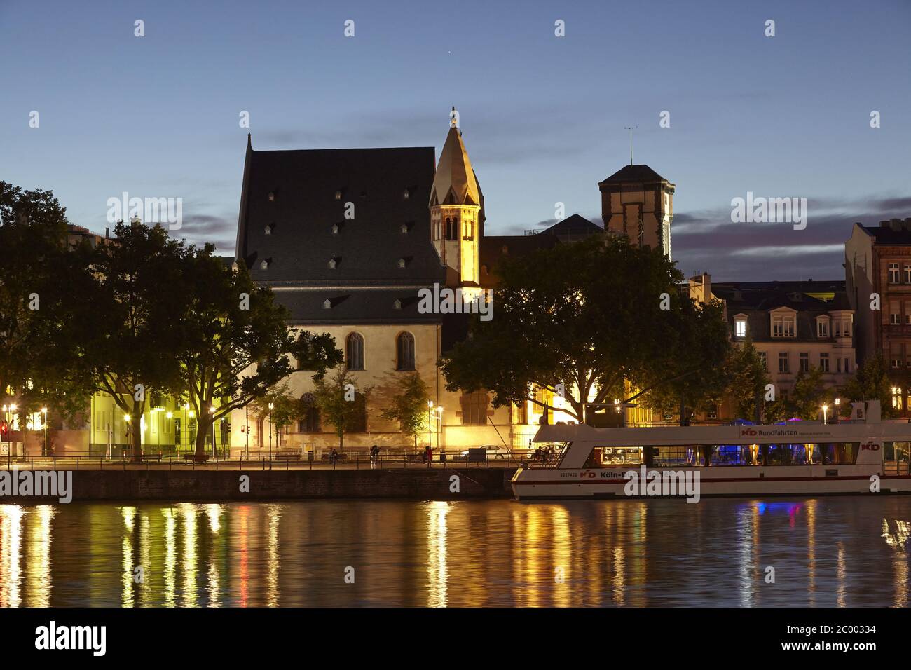 Frankfurt - St. Leonhardskirche am Abend Stockfoto