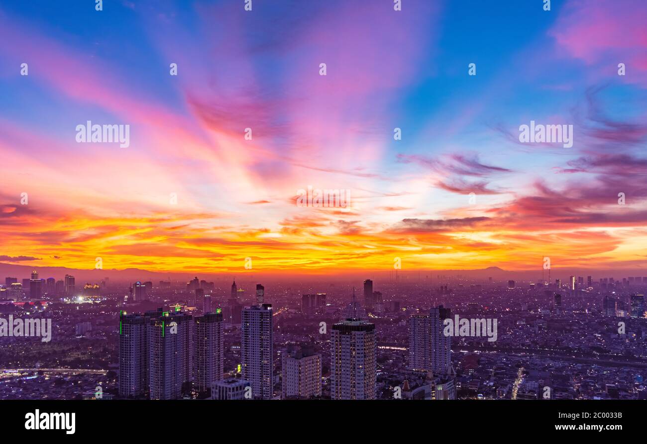 Wunderschöne Jakarta Stadtlandschaft bei Sonnenuntergang mit sehr schönem Himmel. Luftaufnahme des zentralen Geschäftsviertels von Jakarta. Stockfoto