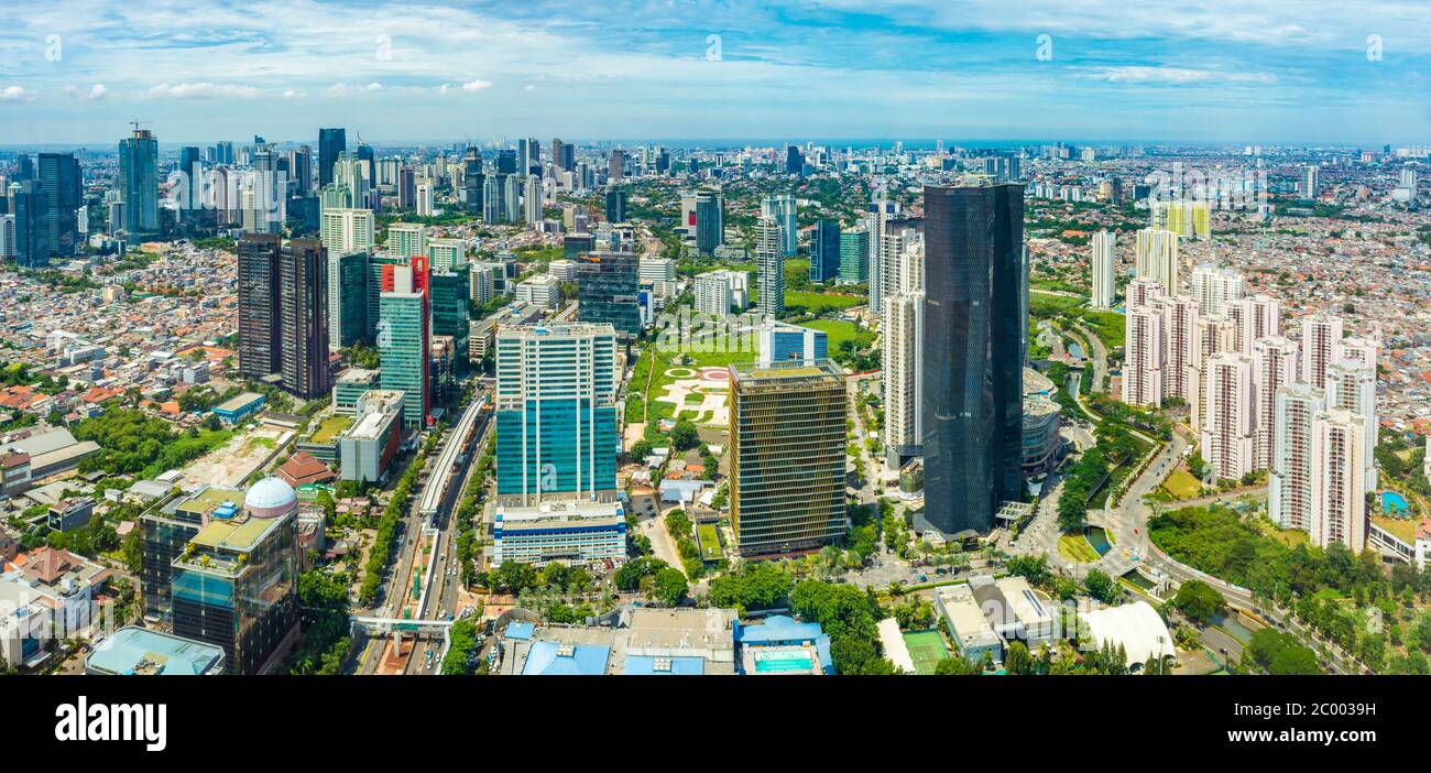 Luftaufnahme der Stadt Jakarta und des zentralen Geschäftsviertels, im Panorama- oder Breitbildformat. Stockfoto