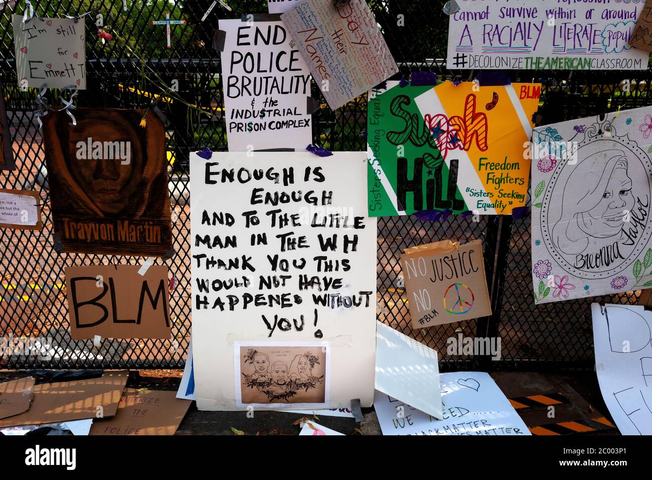 Protestkunst und Schilder hängen am Zaun um den Lafayette Square (Lafayette Park) am Black Lives Matter Plaza, Washington, DC, USA Stockfoto