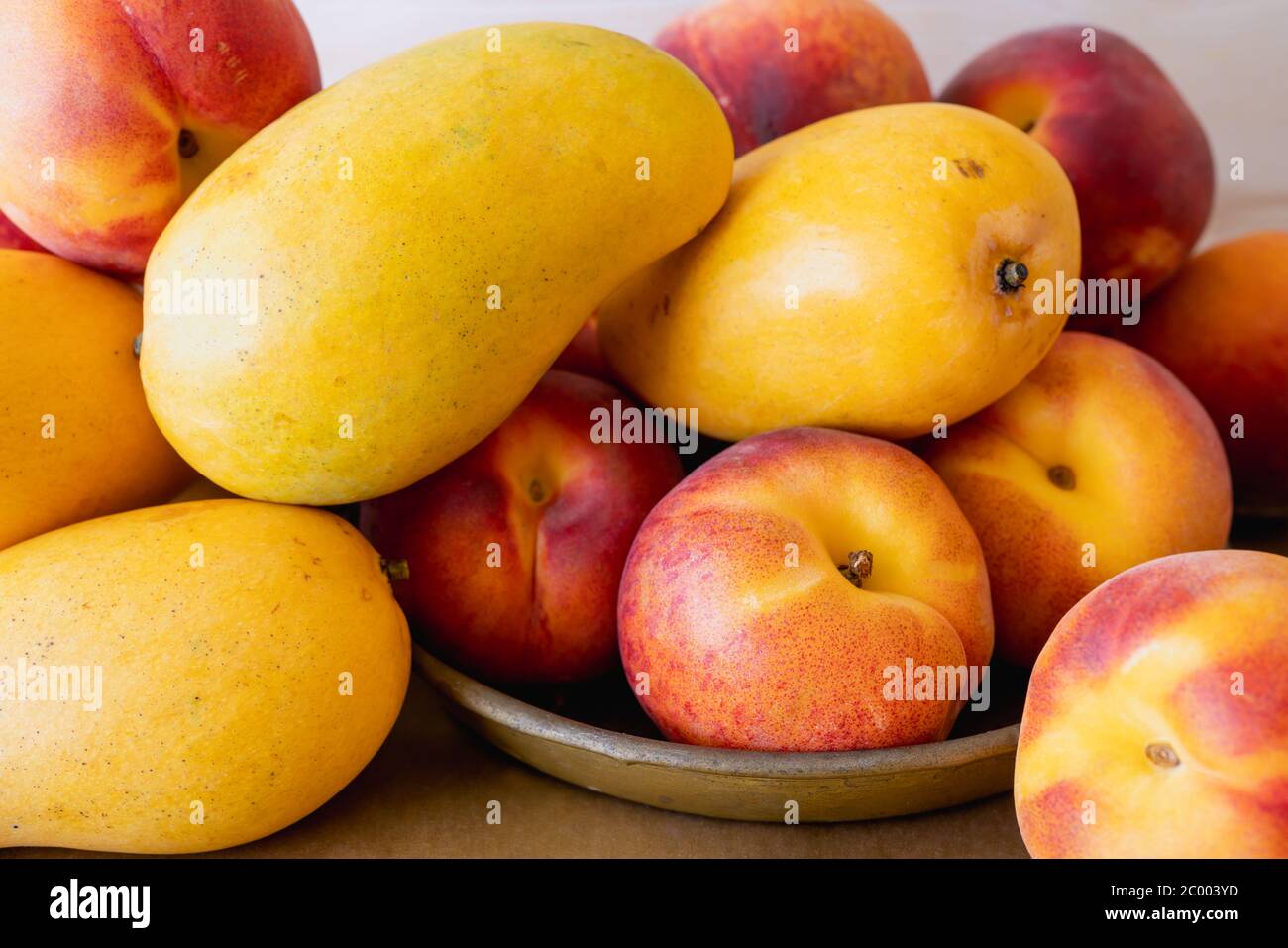 Gelbe Mangos und Pfirsiche. Frische reife Bio tropische Früchte aus nächster Nähe Stockfoto
