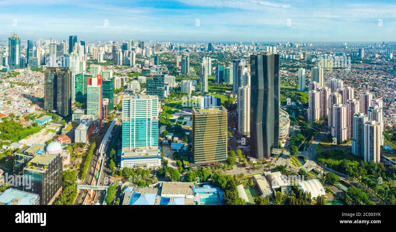 Luftaufnahme der Stadt Jakarta und des zentralen Geschäftsviertels, im Panorama- oder Breitbildformat. Stockfoto