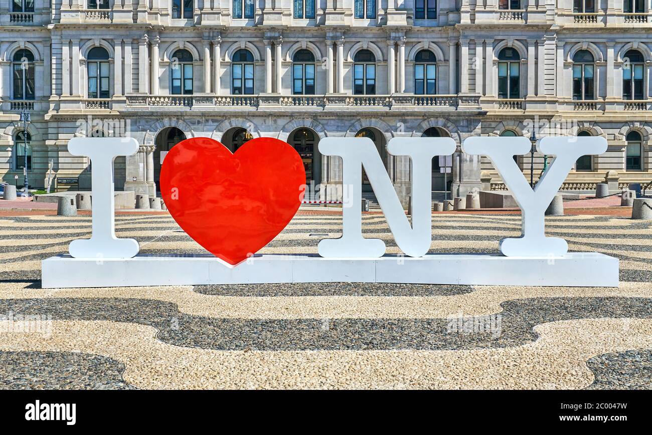 Albany, NY, USA - 7. September 2019: Ich liebe NY-Symbole vor dem New Yorker Staatskapitol. Das New York State Capitol, Sitz der New York St. Stockfoto