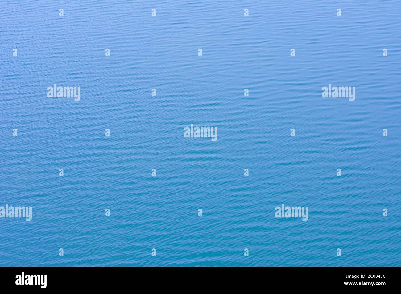 Foto von blauem Wasser Hintergrund mit Wellen. Noch blaue Meerwasseroberfläche als Hintergrund. Stockfoto