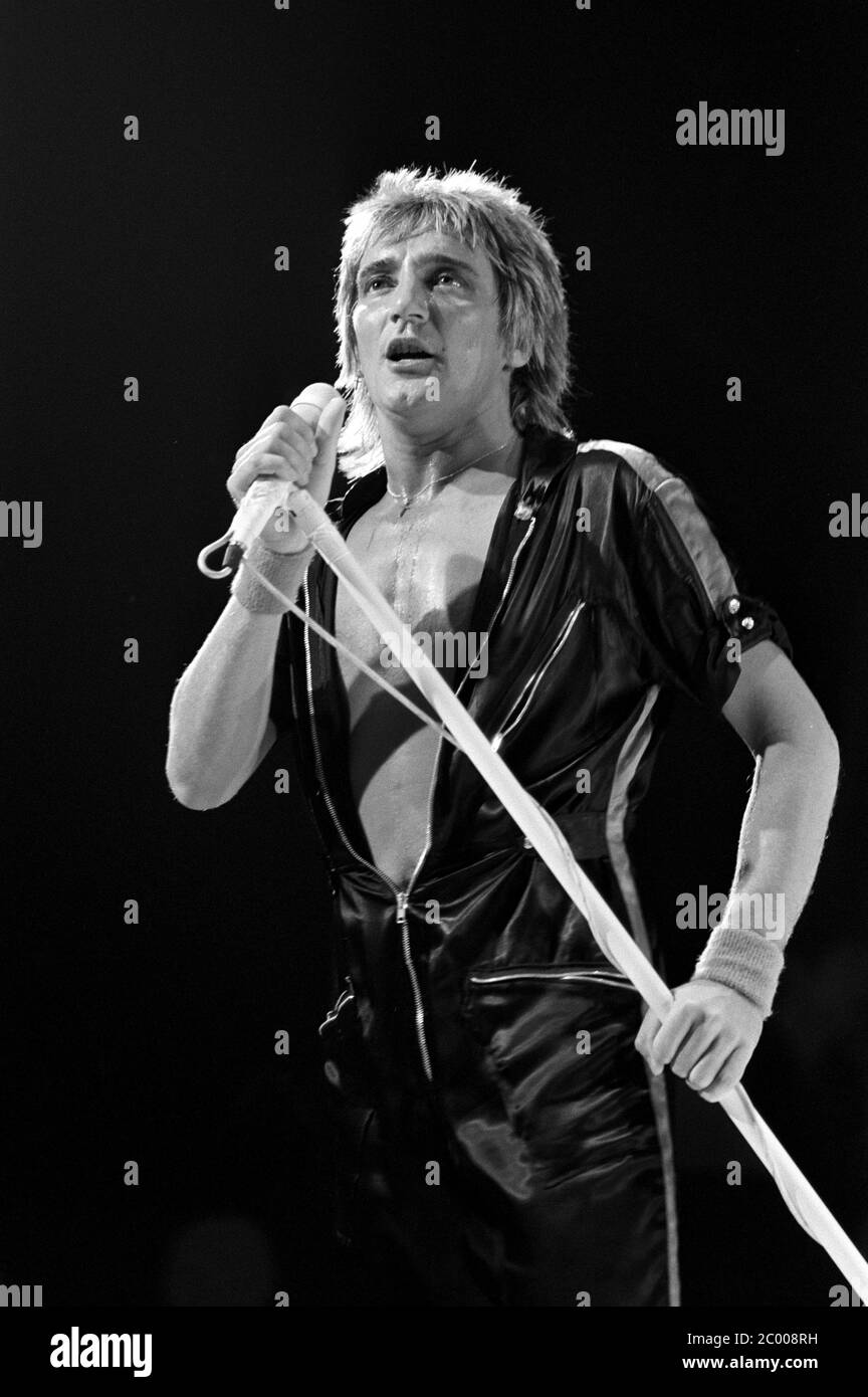 LONDON, GROSSBRITANNIEN. Dez 1980: Popstar Rod Stewart tritt in der Wembley Arena in London auf. © Paul Smith/Featureflash Stockfoto