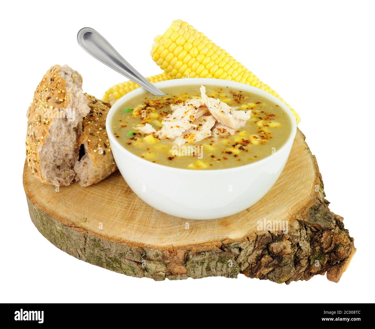 Frische Hühnchen- und Maissuppe isoliert auf weißem Hintergrund Stockfoto