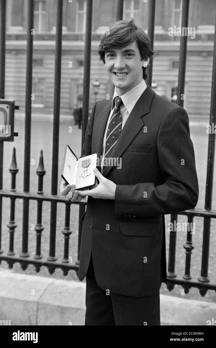 LONDON, GROSSBRITANNIEN. September 1980: Eisläufer Robin Cousins mit seinem O.B.E. (Erzorder des Britischen Imperiums) Medaille vor dem Buckingham Palace. © Paul Smith/Featureflash Stockfoto