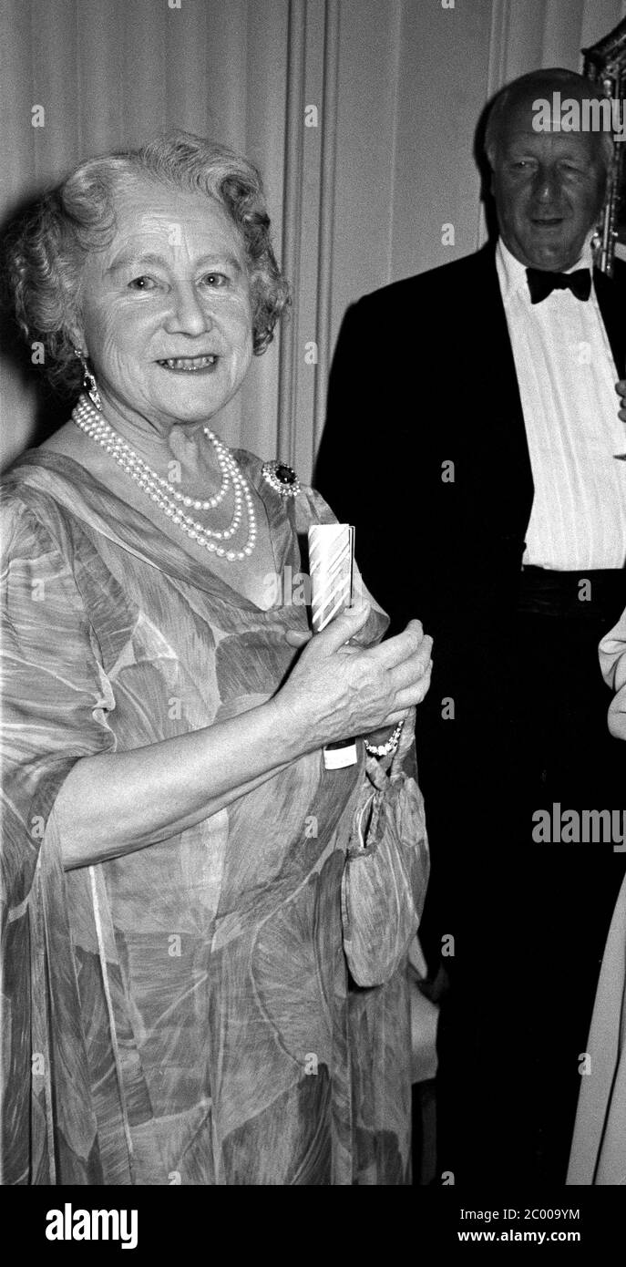 LONDON, GROSSBRITANNIEN. Juni 1980: HM Queen Elizabeth die Königin Mutter im Duchess Theatre in London. © Paul Smith/Featureflash Stockfoto