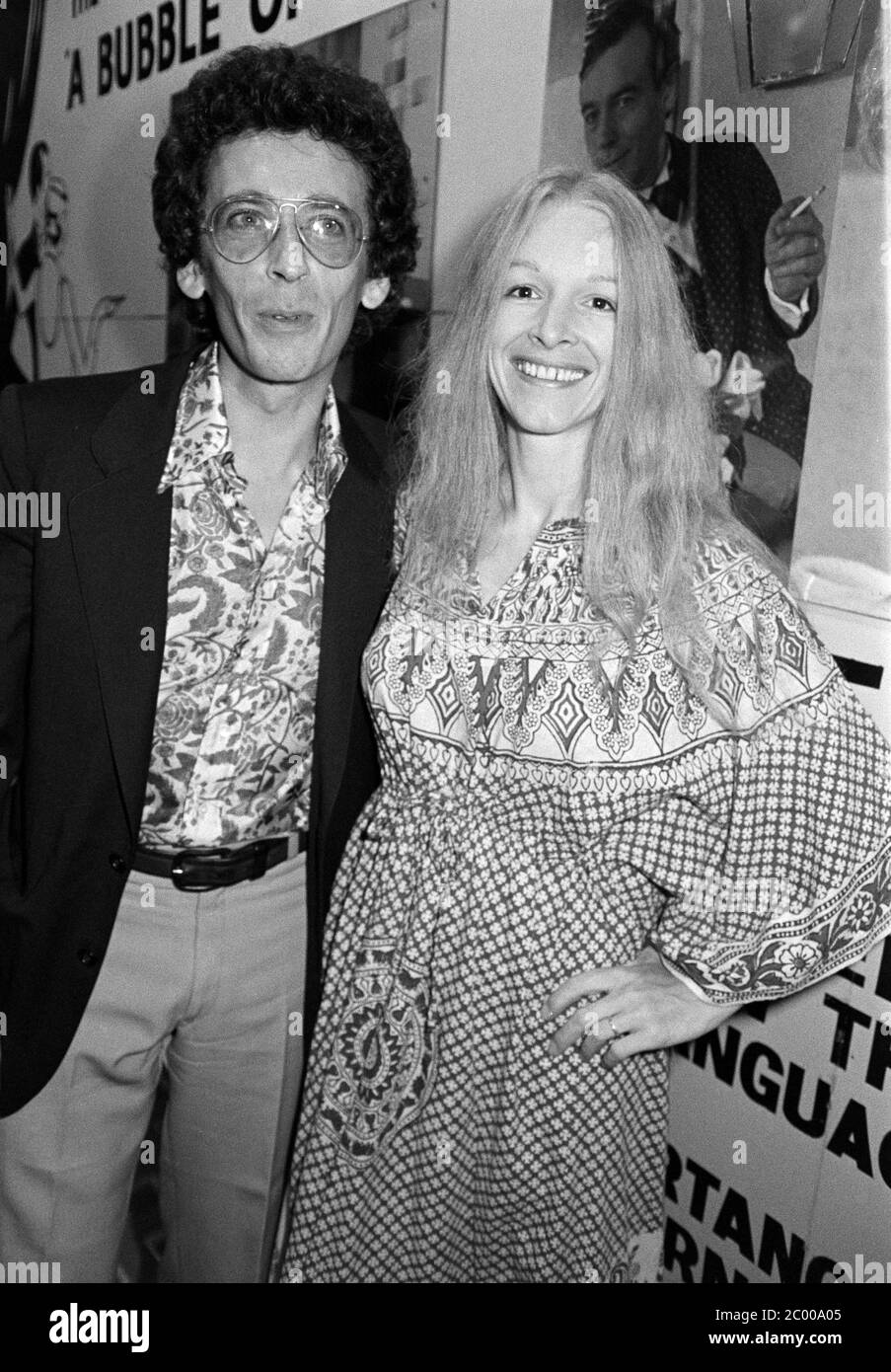 LONDON, GROSSBRITANNIEN. Aug 1980: Schauspieler Robert Powell & Frau Barbara Lord in London. © Paul Smith/Featureflash Stockfoto