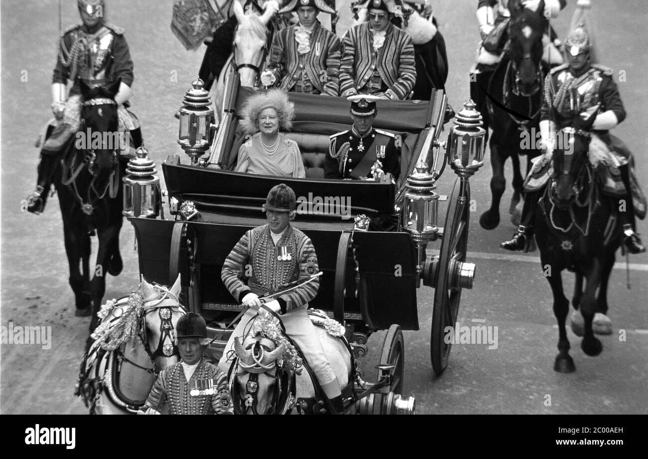 LONDON, GROSSBRITANNIEN. Juli 1980: HM Queen Elizabeth the Queen Mother & Prince Charles, Prince of Wales während der Prozession anlässlich des 80. Geburtstages der Queen Mother, Fleet Street, London. © Paul Smith/Featureflash Stockfoto