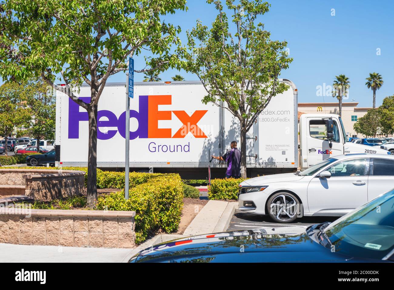 Santa Maria, Kalifornien/USA - 10. Juni 2020 FedEx Express Truck auf einem Parkplatz. FedEx ist einer der führenden Paketzustelldienste mit vielen Dif Stockfoto