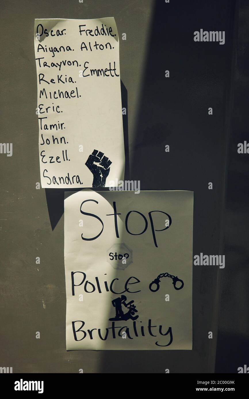 Ein Schild wird gepostet, das fordert, die Polizeibrutalität während des Protestes um schwarze Leben zu stoppen. Stockfoto