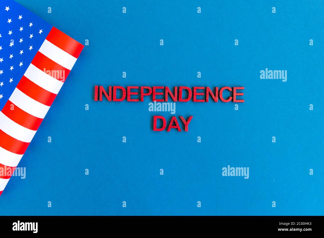 Amerikanische Flagge für den Unabhängigkeitstag auf blau Stockfoto