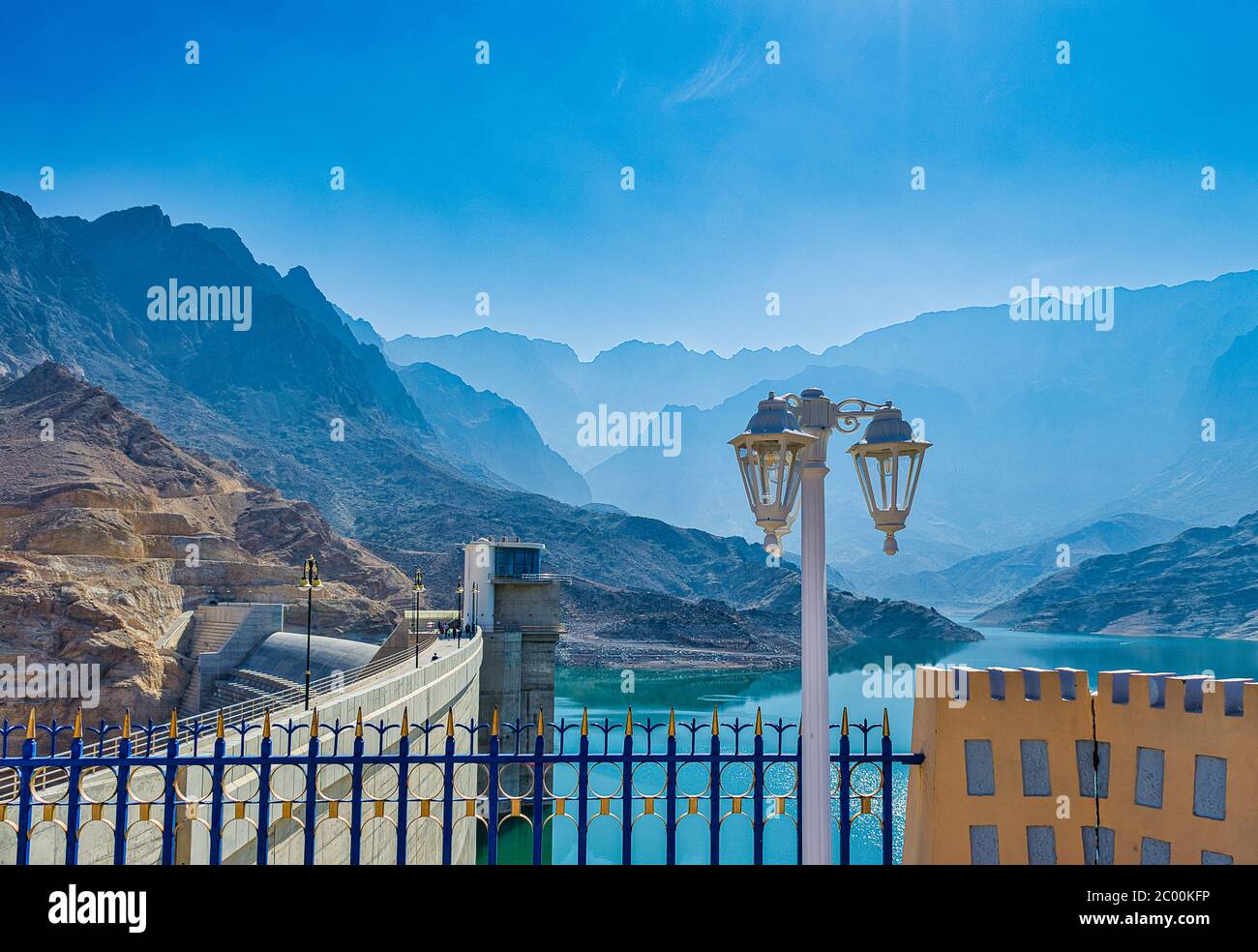 Schöne Berge in der Ferne mit einem Lichtmast im Vordergrund. Vom Quriyat Dam Gelände, Muscat, Oman. Stockfoto