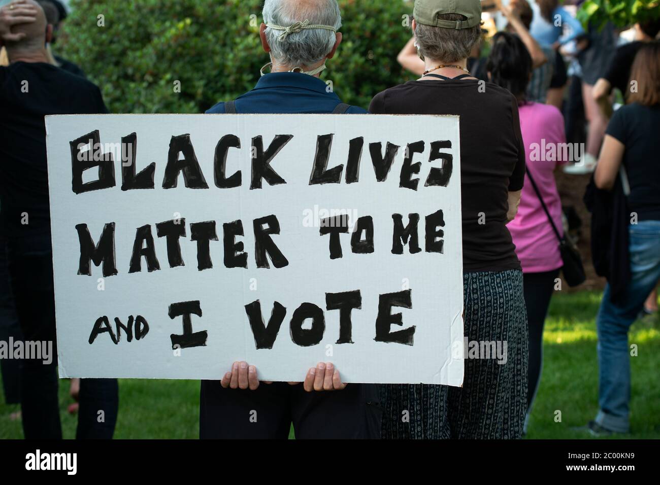 Mehr als 100 versammelten sich friedlich vor dem Rathaus von Lexington, Massachusetts, zur Unterstützung von George Floyd und der Black Lives Matter (BLM) Bewegung. Stockfoto
