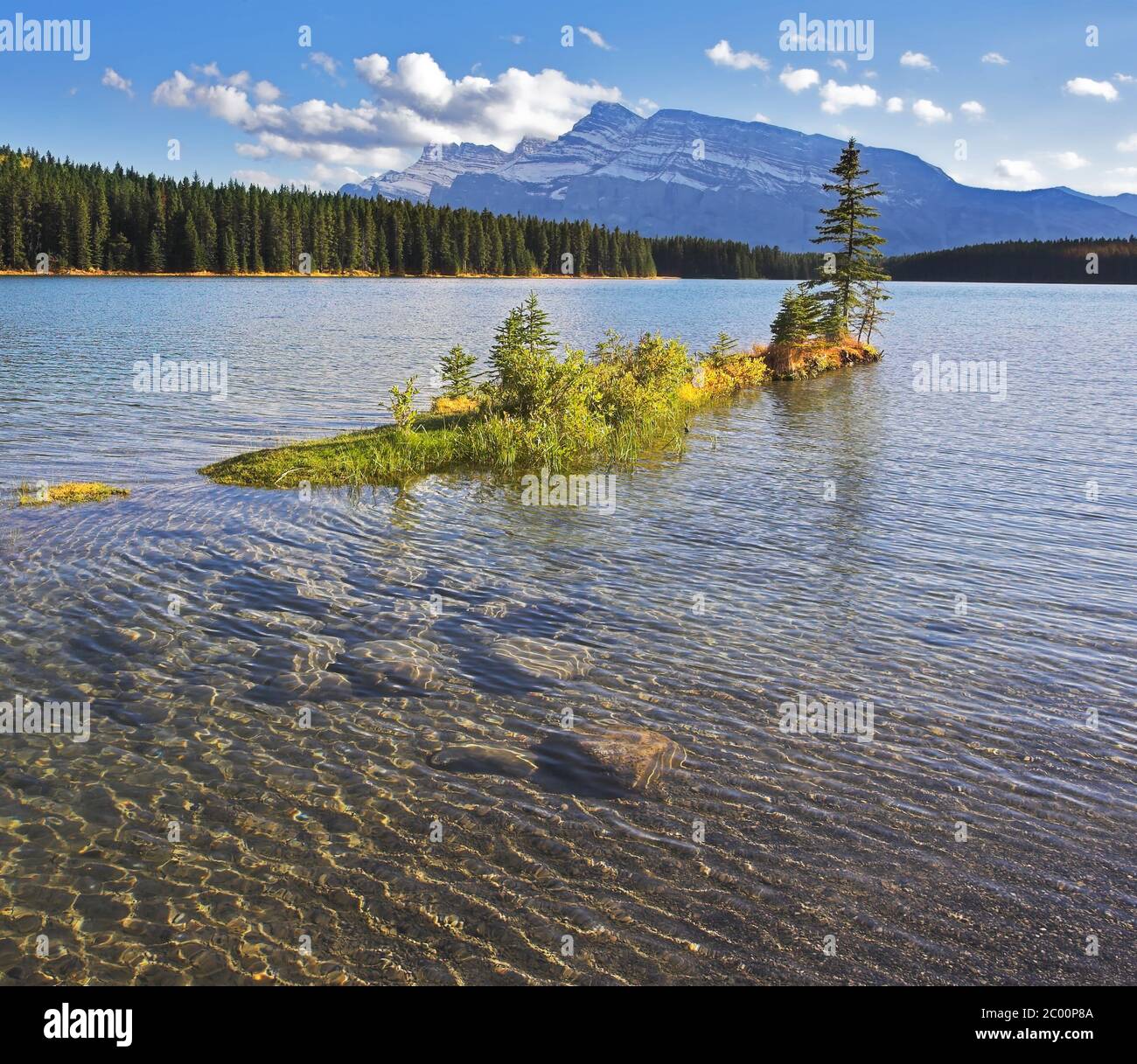 Kleine Insel im kalten kanadischen See Stockfoto