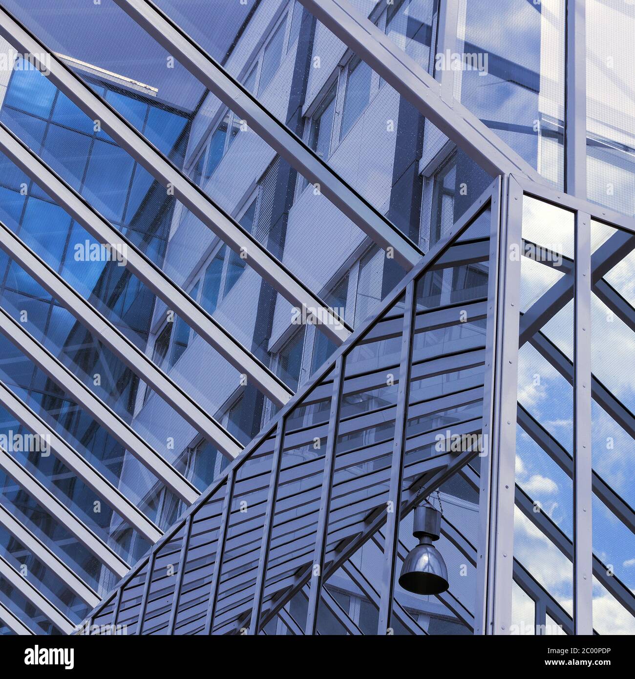 Glaskonstruktion in blauem Licht Stockfoto