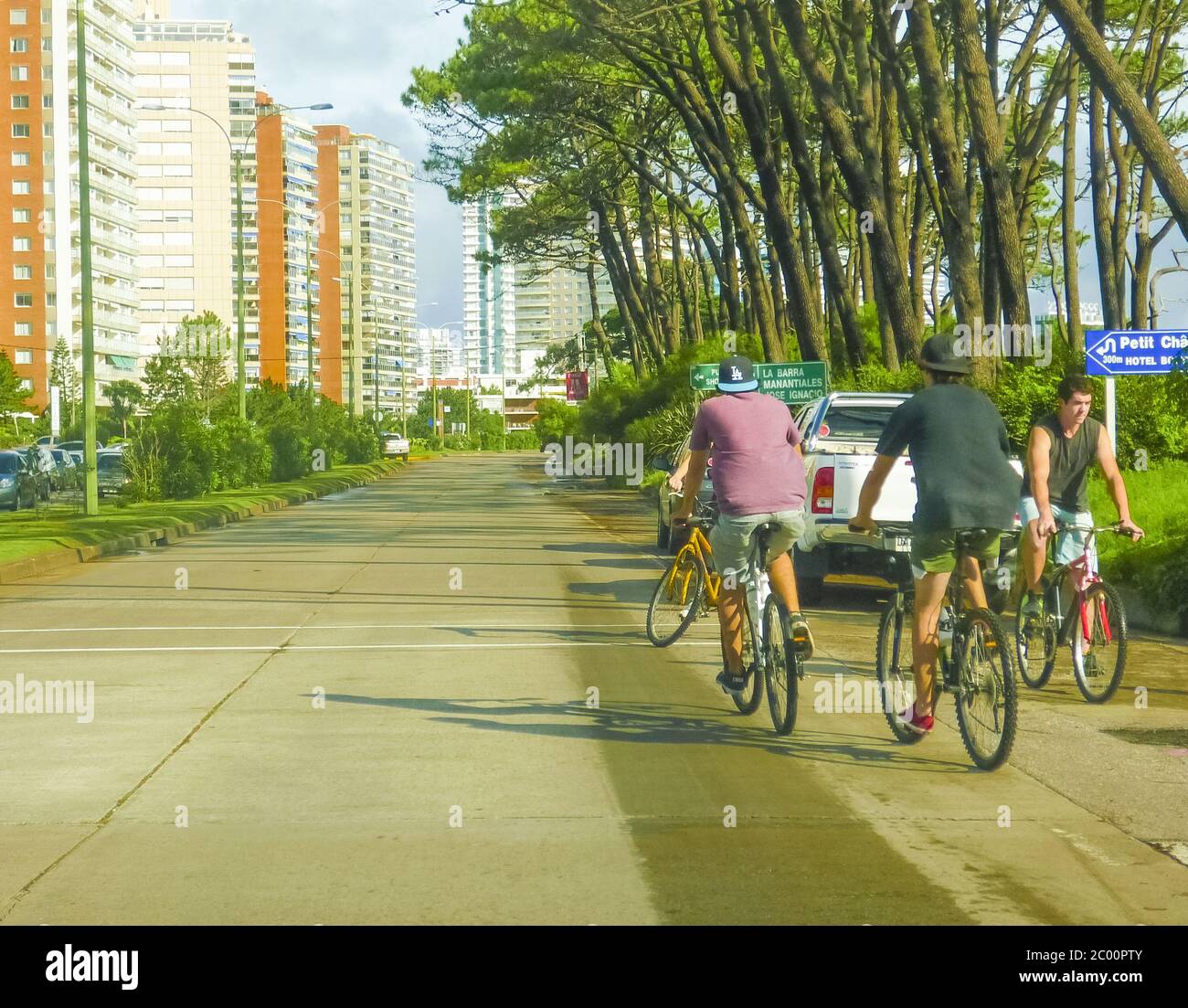 Männer Reiten Fahrräder in einer Straße von Punta del Este Stockfoto