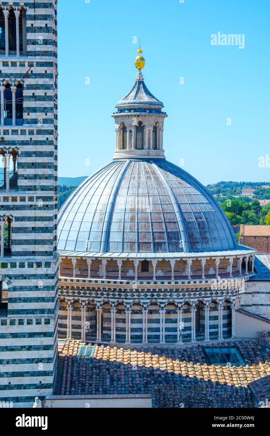 Gestreifte Fassade der Kathedrale Santa Maria Assunta in Siena, Italien. Stockfoto