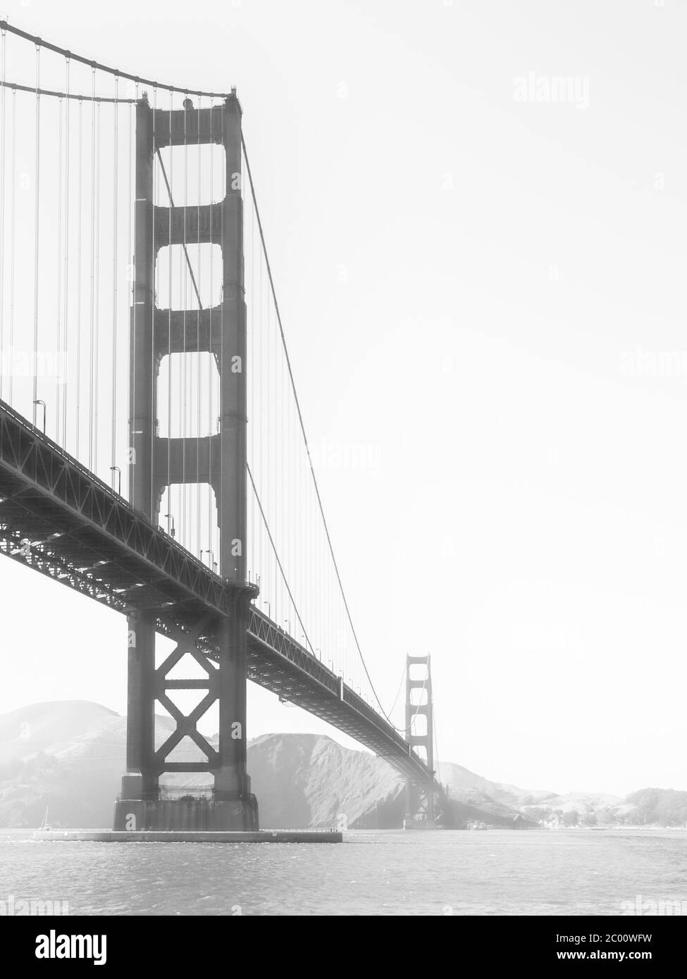 Golden Gate Bridge im Morgennebel, San Francisco, Kalifornien, USA. Schwarzweiß-Bild. Stockfoto