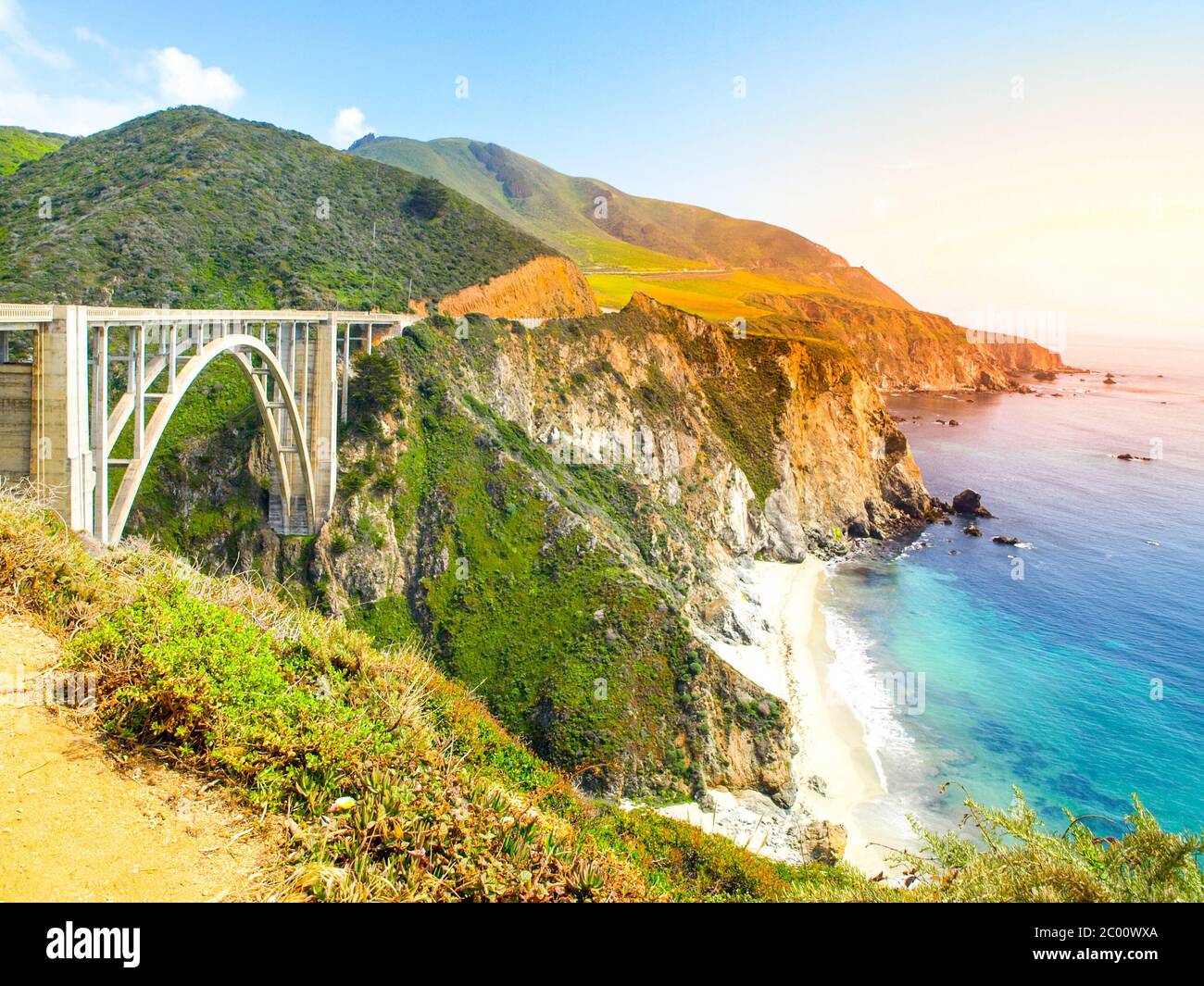 Betonbogen der Bixby Creek Bridge an der pazifischen Felsküste, Big Sur, Kalifornien, USA. Stockfoto