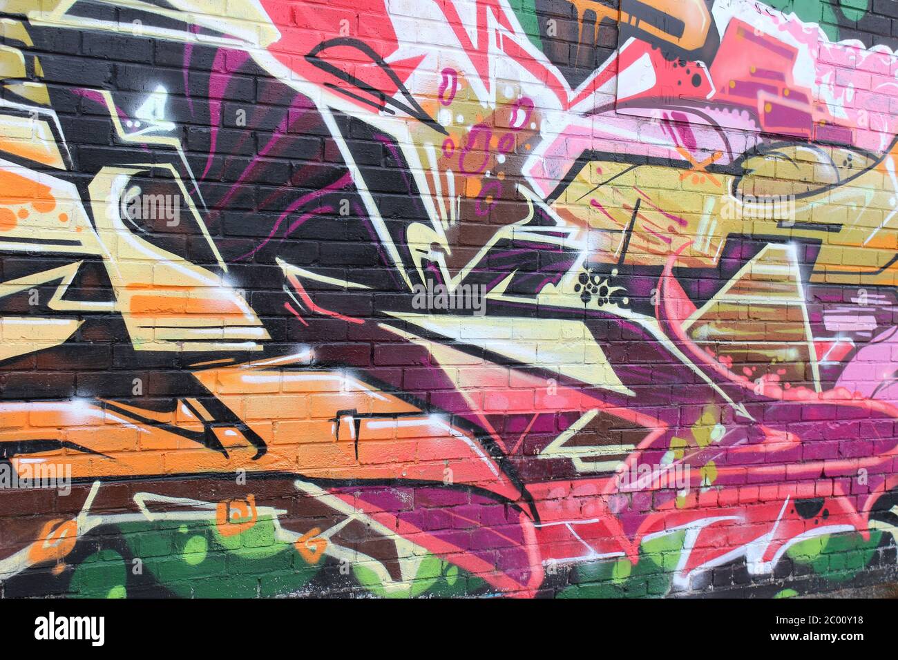 Urban Graffiti an der Wand EINES stillsteht Teppichlagers Stockfoto