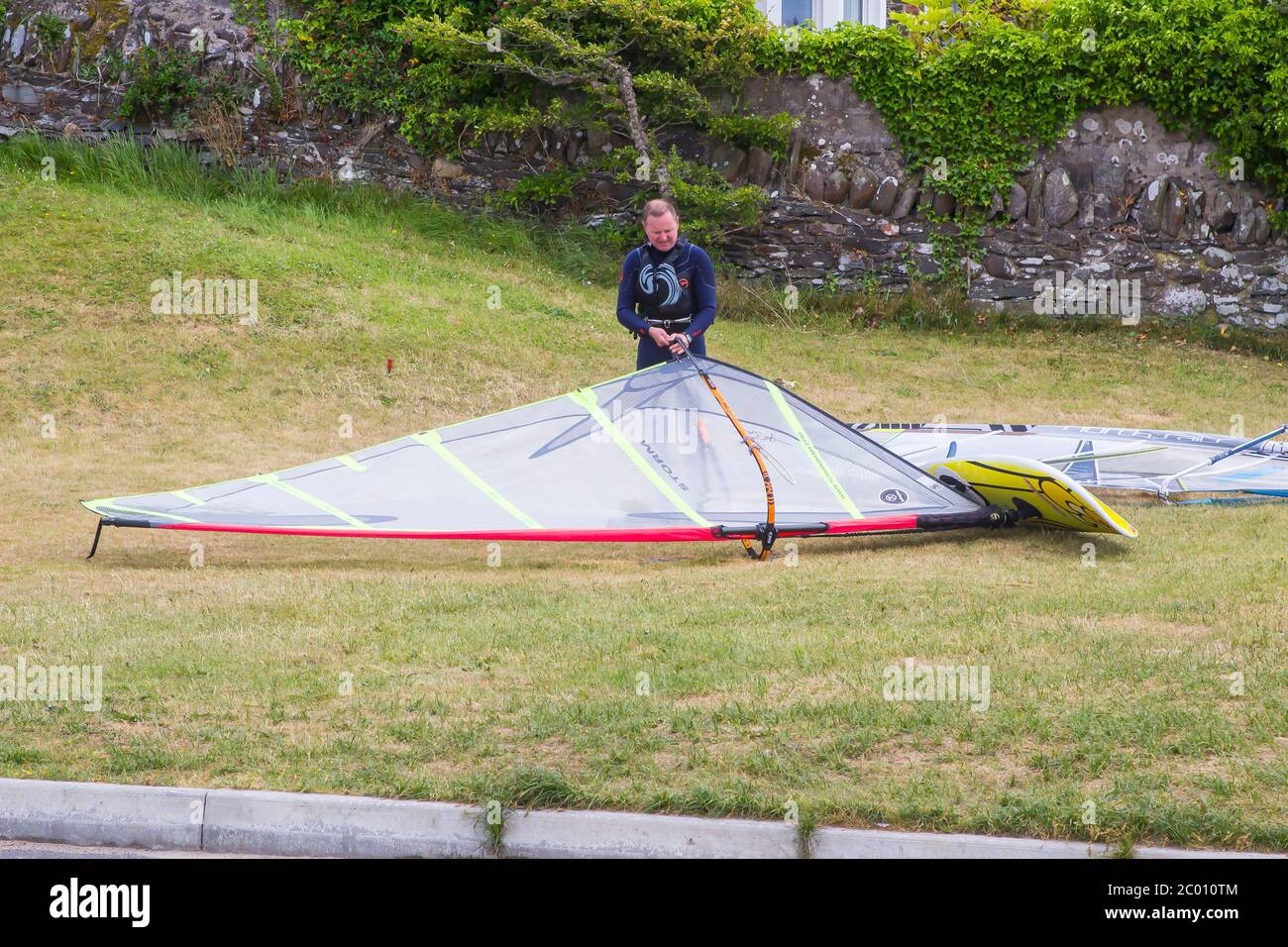 6 Juni 2020 Bangor, County Down, Nordirland, EIN Mann auf dem Banken Parkplatz an der Groomsport Road, Ballyholme bereitet seine Segelausrüstung f Stockfoto