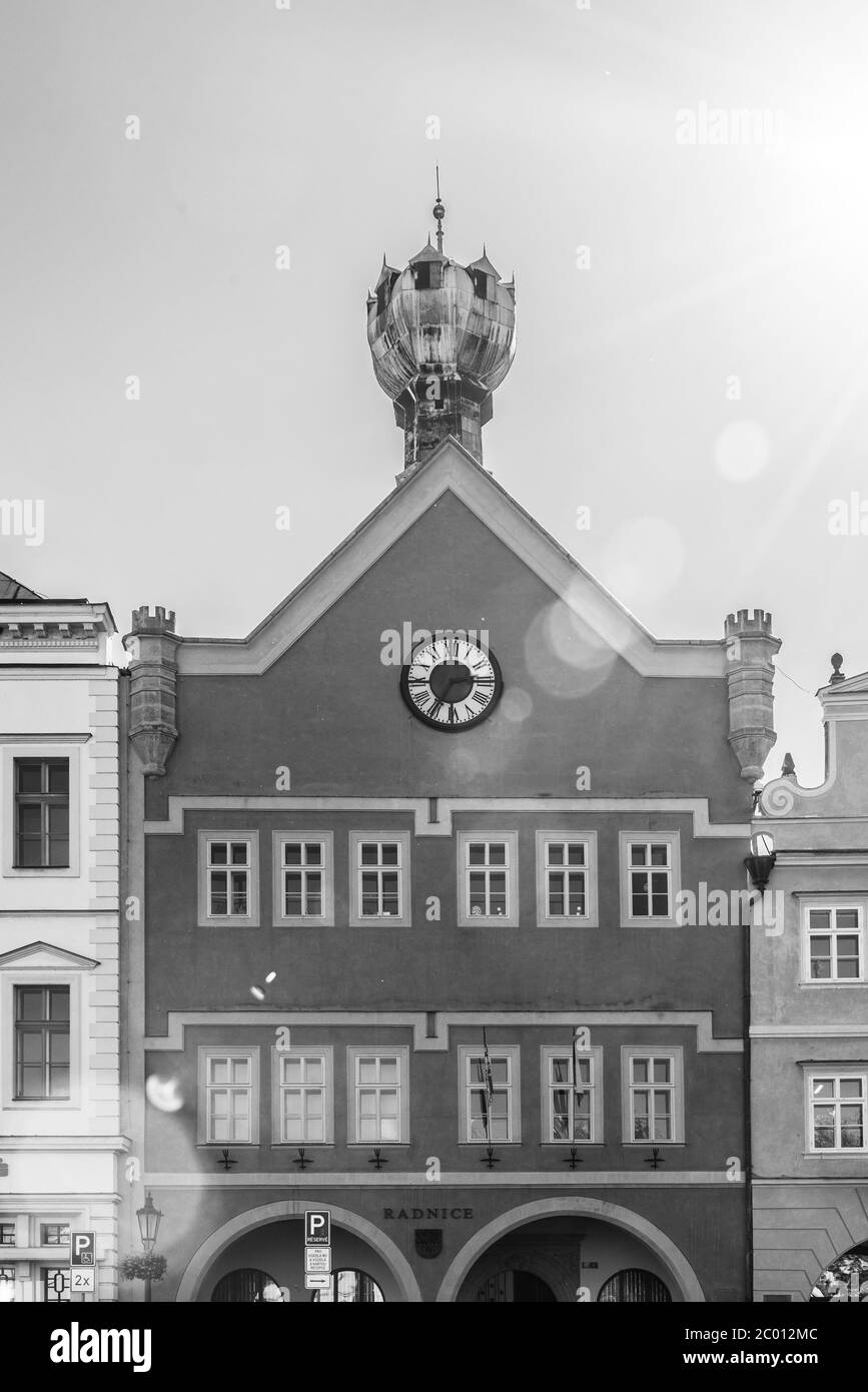 Kelchhaus - historisches Renaissancebau mit Kelchkuppel auf dem Dach, Litomerice, Tschechische Republik. Schwarzweiß-Bild. Stockfoto