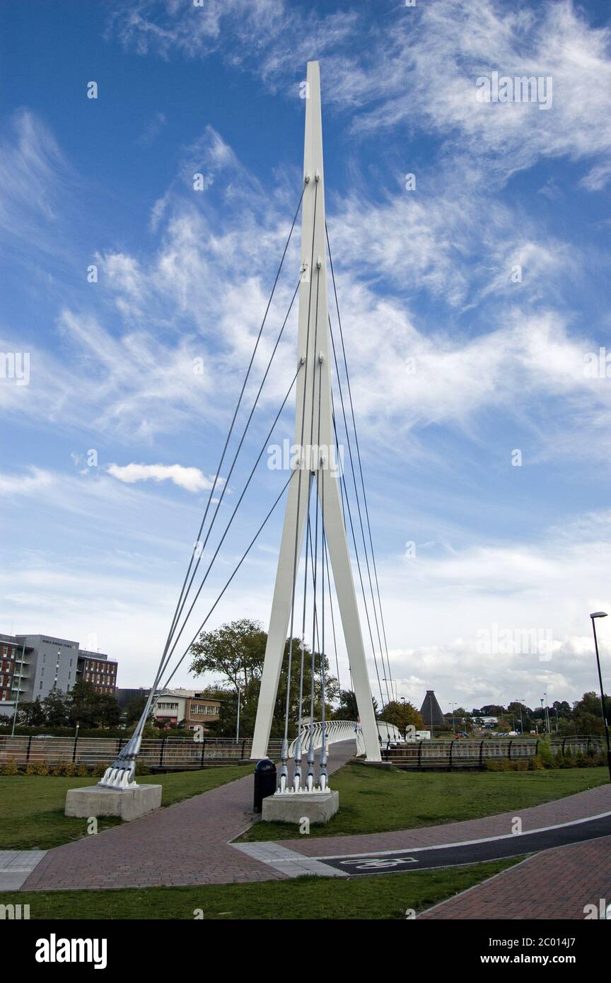Eine neue Fußgängerbrücke über den Fluss Orwell in Ipswich, Suffolk. Gewidmet dem Fußballer Sir Bobby Robson. Stockfoto