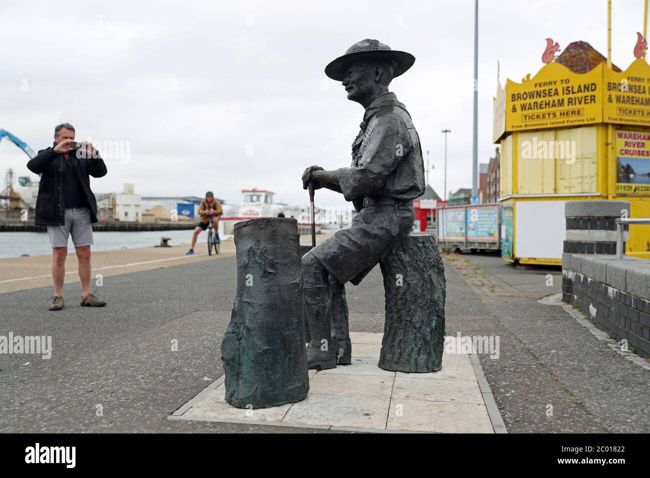 Eine Statue von Robert Baden-Powell am Poole Quay in Dorset vor der erwarteten Entfernung zu "sicheren Lagern" aufgrund von Bedenken über seine Aktionen während der militärischen und "Nazi-Sympathien". Die Aktion folgt einer Reihe von Black Lives Matter Protesten in Großbritannien, ausgelöst durch den Tod von George Floyd, der am 25. Mai während der Polizeigewahrsam in der US-Stadt Minneapolis getötet wurde. Stockfoto