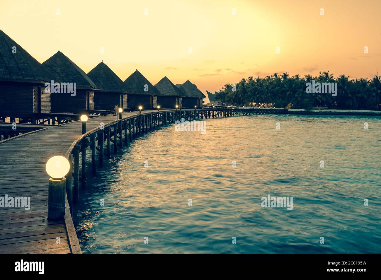 Malediven. Häuser auf Pfählen am Wasser Stockfoto