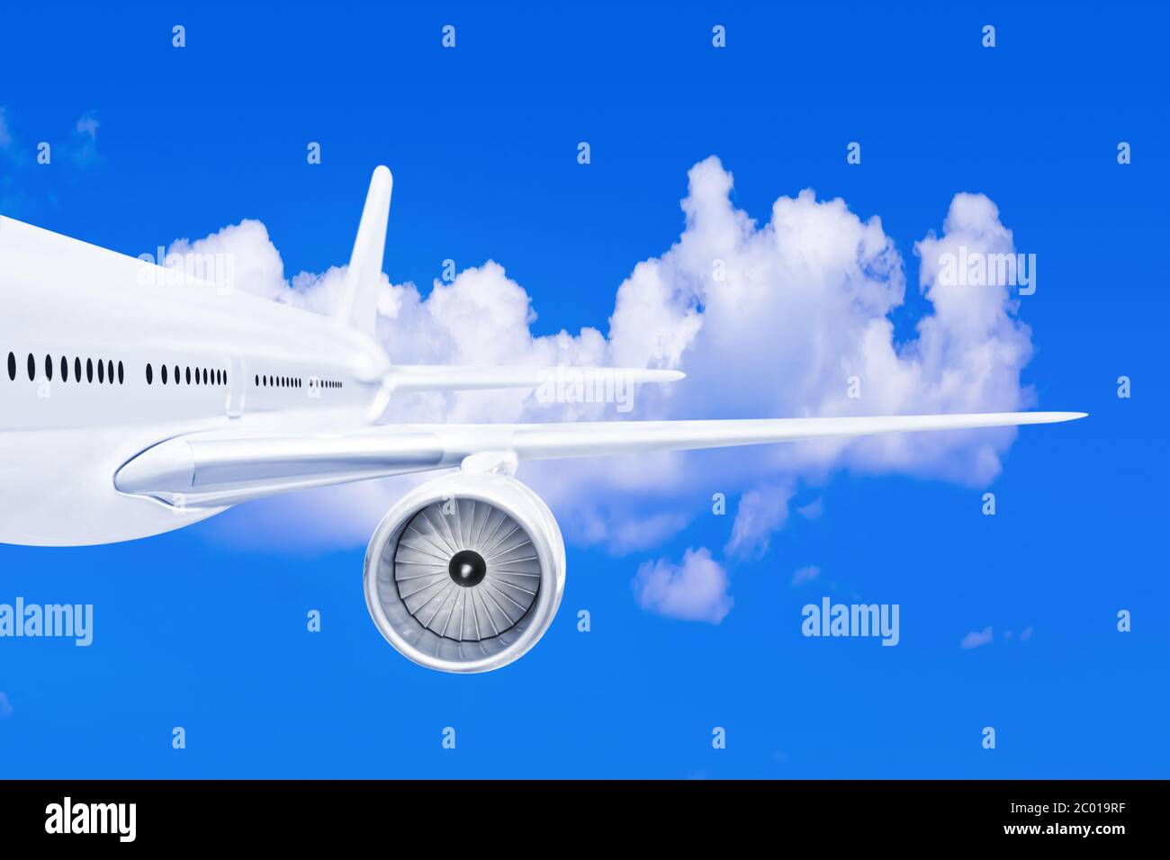 Flugzeug Flügel auf Himmel Hintergrund Stockfoto