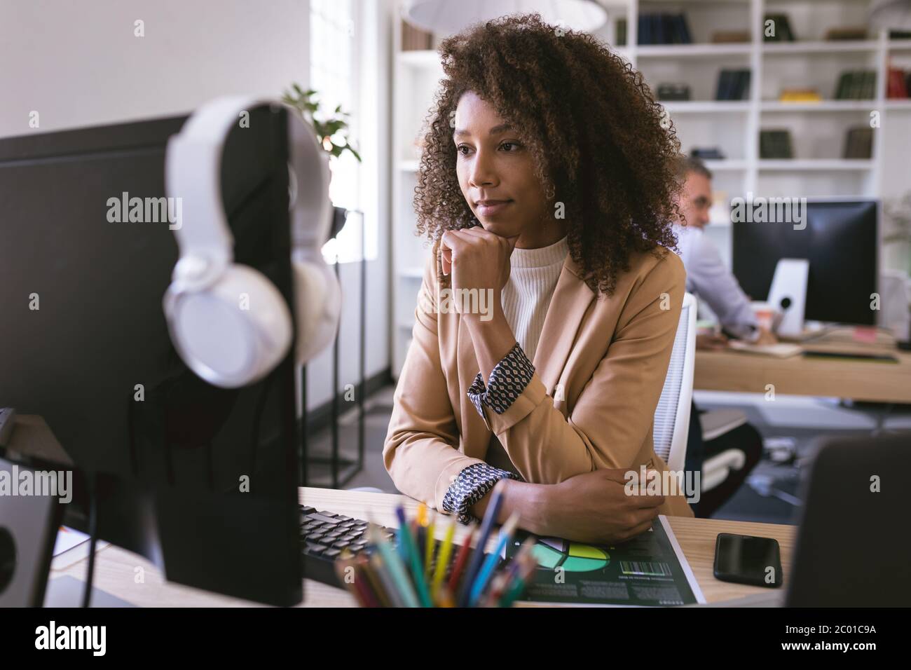 Portait einer Geschäftsfrau mit gemischter Rasse, die arbeitet Stockfoto