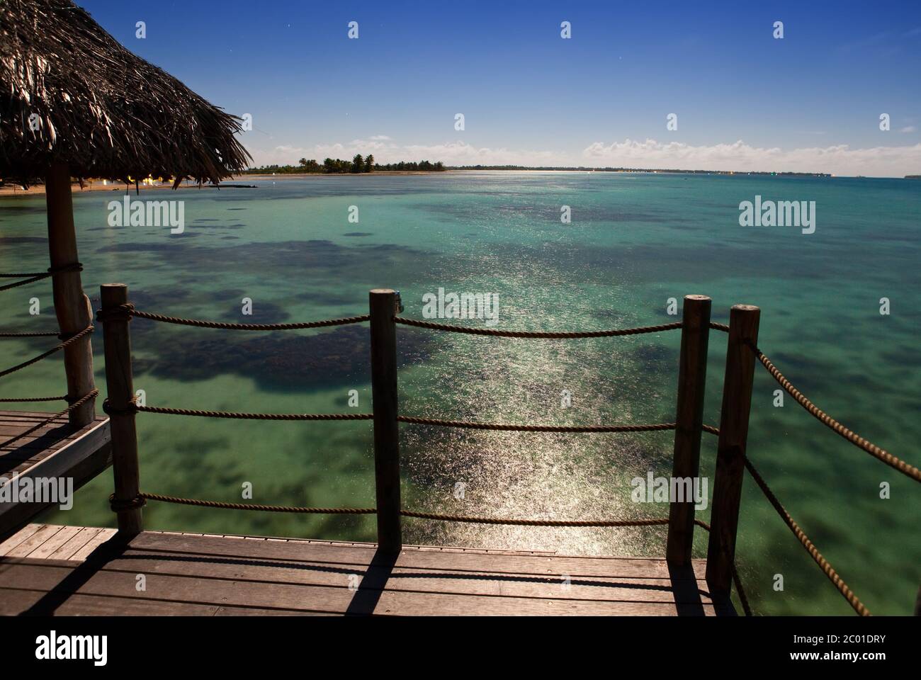 Holzterrasse über dem Wasser. Nacht. Malediven Stockfoto