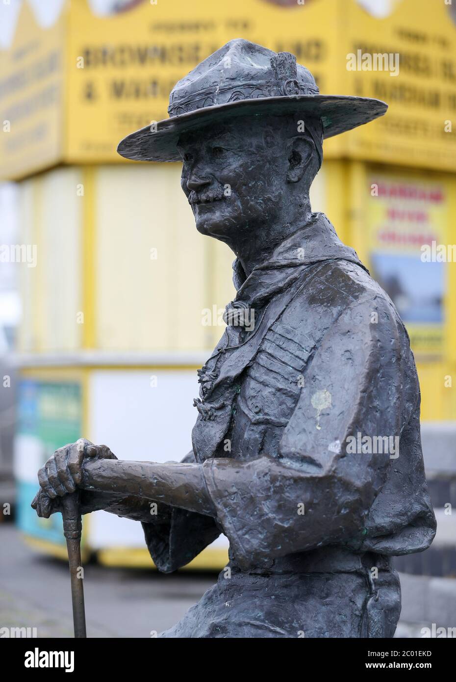 Eine Statue von Robert Baden-Powell am Poole Quay in Dorset vor der erwarteten Entfernung zu "sicheren Lagern" aufgrund von Bedenken über seine Aktionen während der militärischen und "Nazi-Sympathien". Die Aktion folgt einer Reihe von Black Lives Matter Protesten in Großbritannien, ausgelöst durch den Tod von George Floyd, der am 25. Mai während der Polizeigewahrsam in der US-Stadt Minneapolis getötet wurde. Stockfoto