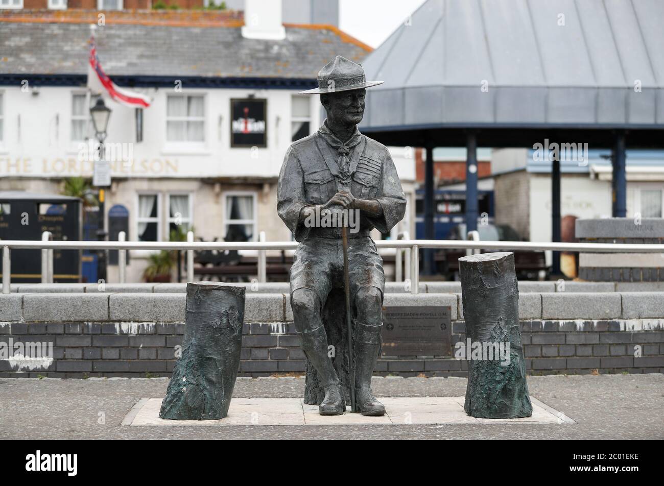 Eine Statue von Robert Baden-Powell am Poole Quay in Dorset vor der erwarteten Entfernung zu "sicheren Lagern" aufgrund von Bedenken über seine Aktionen während der militärischen und "Nazi-Sympathien". Die Aktion folgt einer Reihe von Black Lives Matter Protesten in Großbritannien, ausgelöst durch den Tod von George Floyd, der am 25. Mai während der Polizeigewahrsam in der US-Stadt Minneapolis getötet wurde. Stockfoto