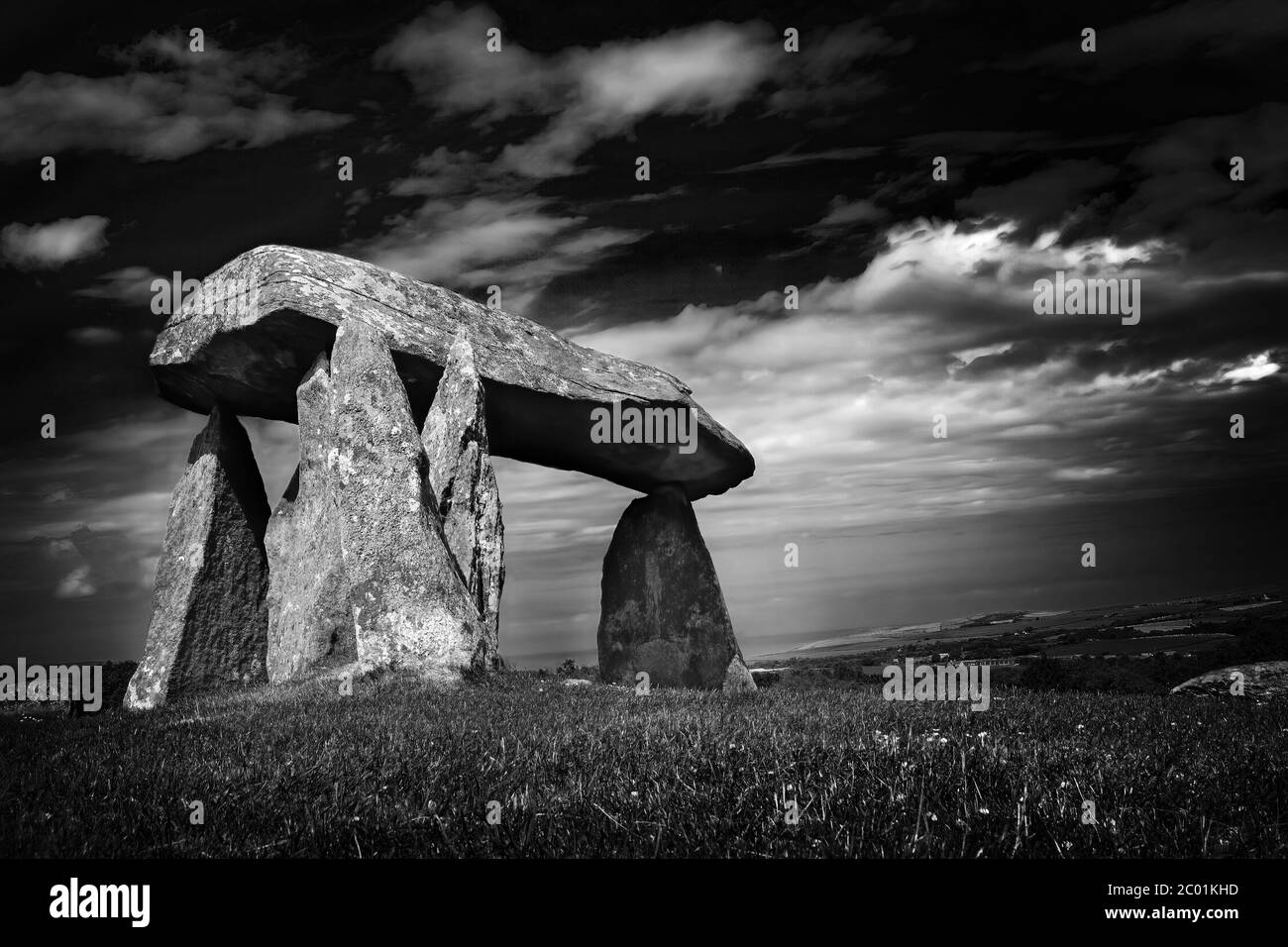 Pentre Ifan eine prähistorische megalithische Steingrabkammer in Pembrokeshire Wales UK ein beliebtes Reiseziel Wahrzeichen Orte monochromes Bild Stockfoto