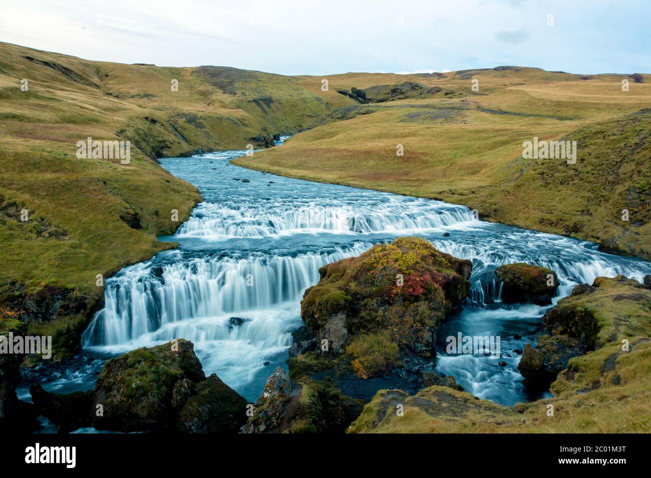 Schöne Aussicht auf den Skogafoss Wasserfall in Island bei Sonnenuntergang bewölkten Tag, Herbstzeit Stockfoto