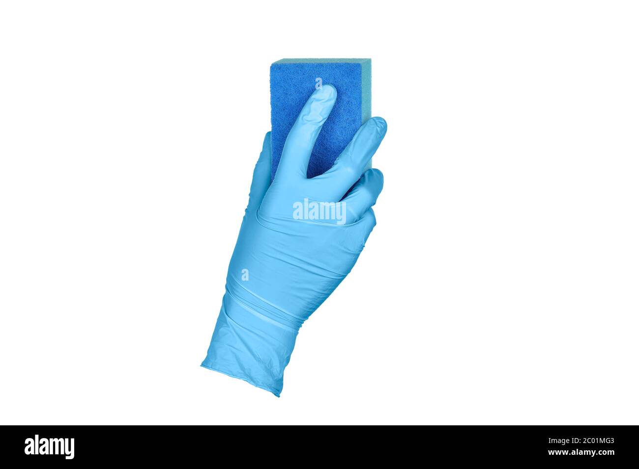 Schwamm zum Waschen von Geschirr in weiblicher Hand in einem blauen Latexhandschuh isoliert auf weiß. Handbewegung der Frau oder Zeichen isoliert auf weiß. Eine Hand in einem Handschuh Stockfoto