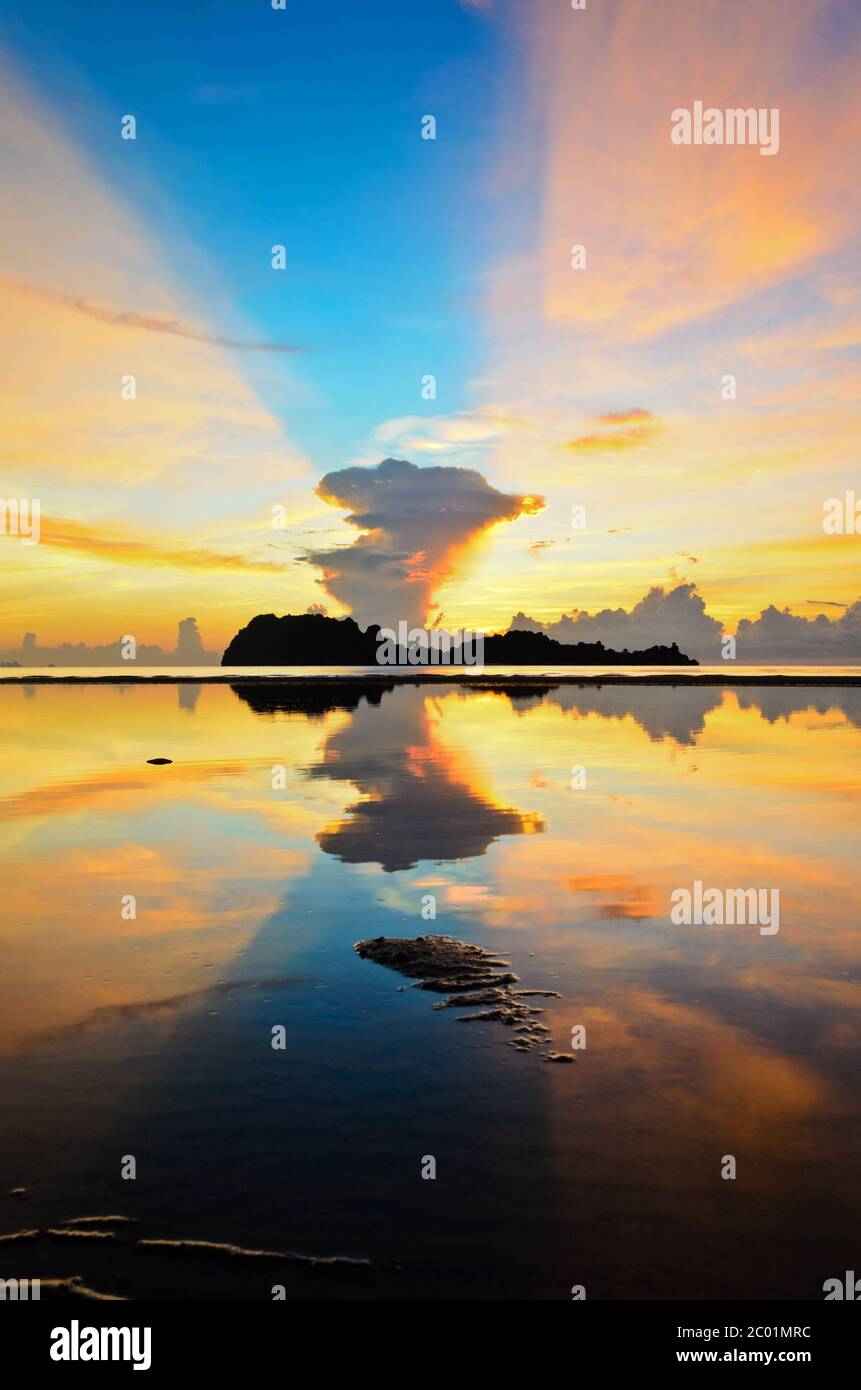 Sonnenaufgang am hat Sai Ri Strand in Chumphon Stockfoto