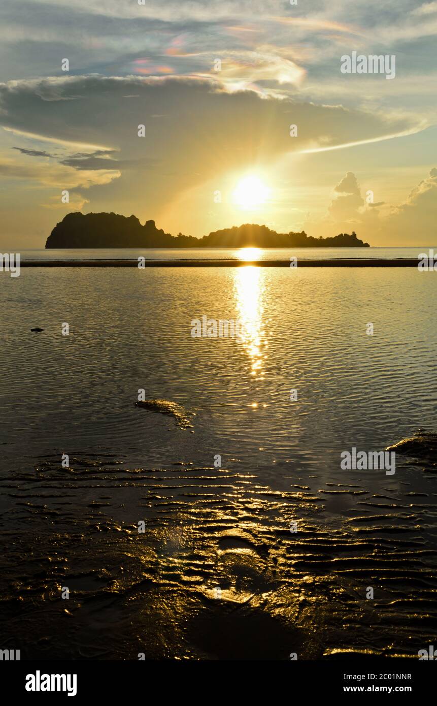 Sonnenaufgang am hat Sai Ri Strand in Chumphon Stockfoto